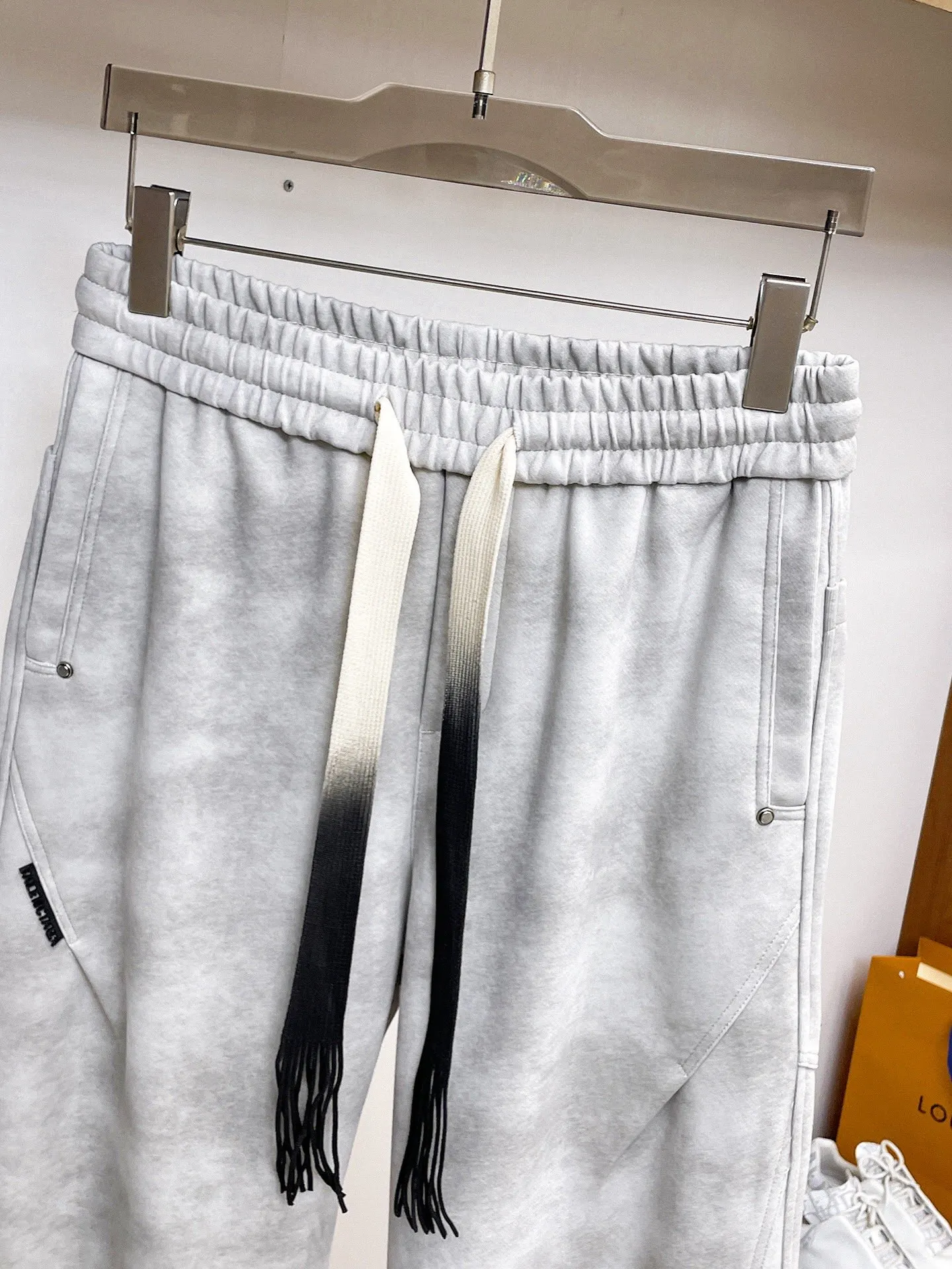 Balenciaga 🆕2026 Autumn and Winter New Arrival Casual Pants! The official website will be released simultaneously. Brand Classic LOGO casual pants, customized fabrics, excellent comfort and strong touch. Highly recognisable, perfect appearance and craftsmanship. Size:M-3XL